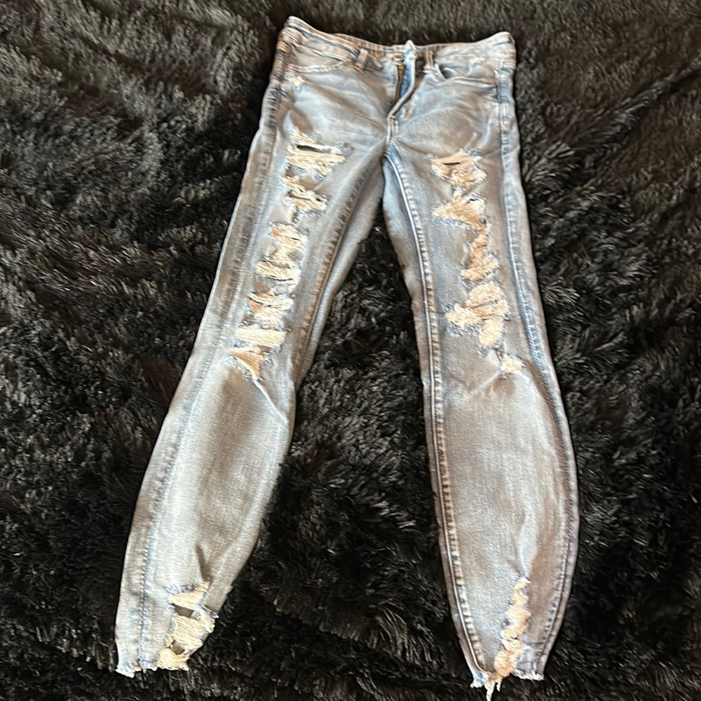 American Eagle women’s light wash distressed skinny jeans size 8